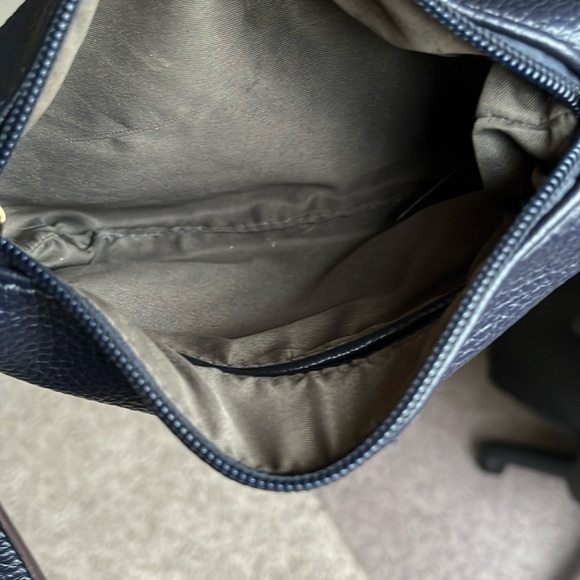 Remi & Reid Small Vegan Pebbled Leather  Crossbody Bag with Wrist-lit. - Picture 3 of 4